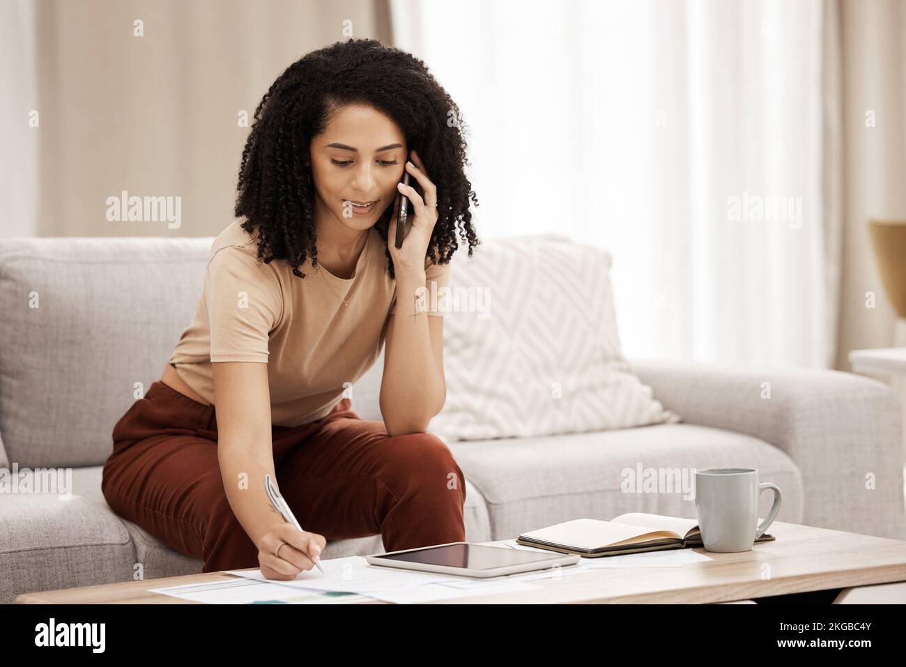 Telefonat, Dokumente und Schreiben mit einer Freiberuflerin, die von zu Hause aus in ihrem Startup-Unternehmen arbeitet. Kommunikation, Kaffee und Technologie mit Stockfoto