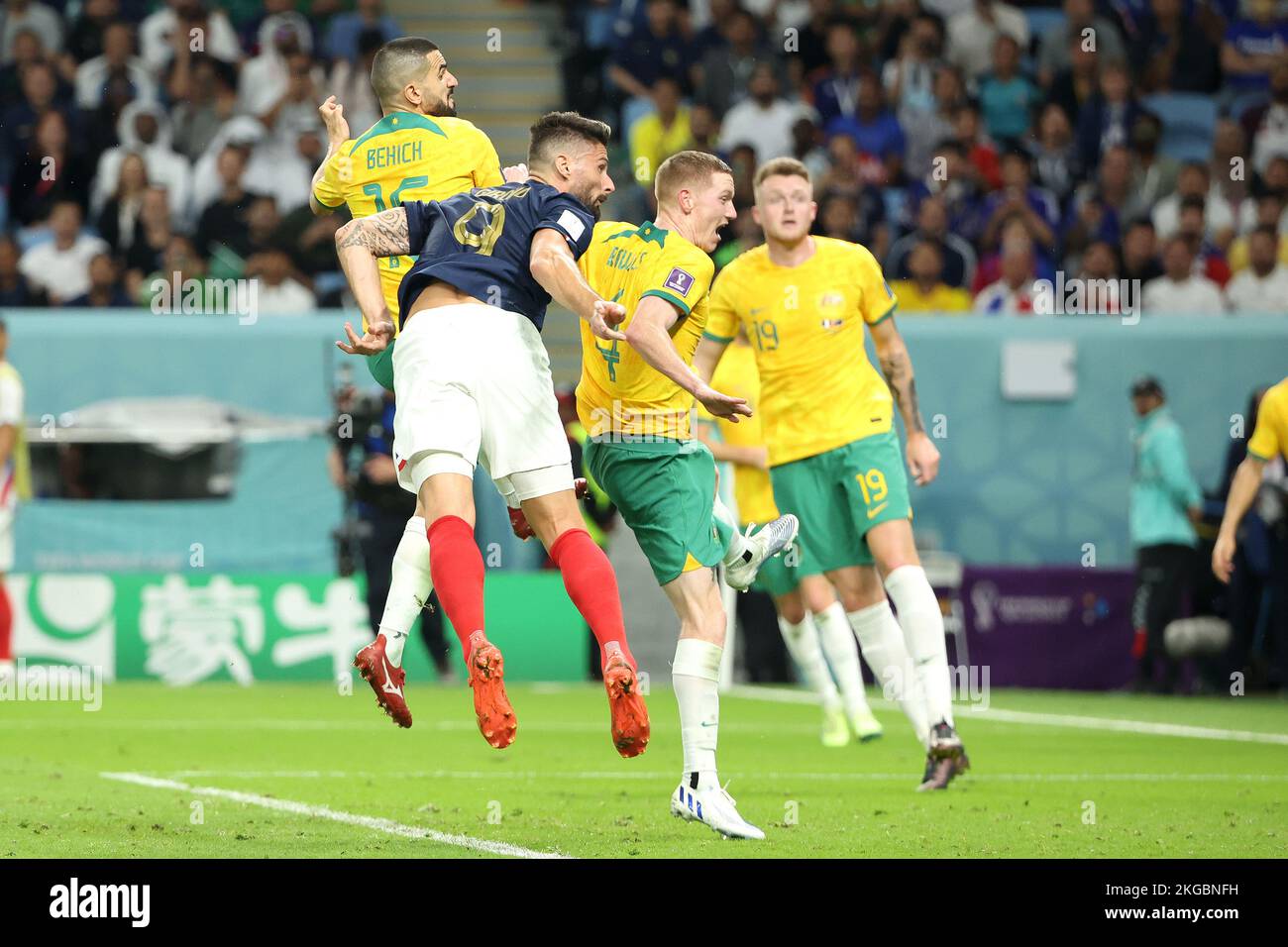 Olivier Giroud aus Frankreich, Kye Rowles aus Australien während der FIFA-Weltmeisterschaft 2022, Fußballspiel der Gruppe D zwischen Frankreich und Australien am 22. November 2022 im Al Janoub Stadium in Al Wakrah, Katar - Foto: Jean Catuffe/DPPI/LiveMedia Stockfoto