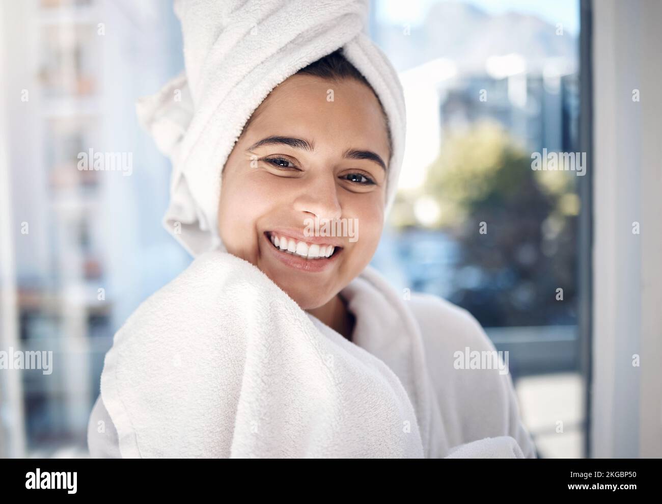 Frau, Spa und fröhliches Porträtlächeln für Hygiene, Waschen oder Schönheitspflege oder kosmetische Bad-Wellnessbehandlungen. Dusche, lächelndes Gesicht mit Zähnen drinnen Stockfoto
