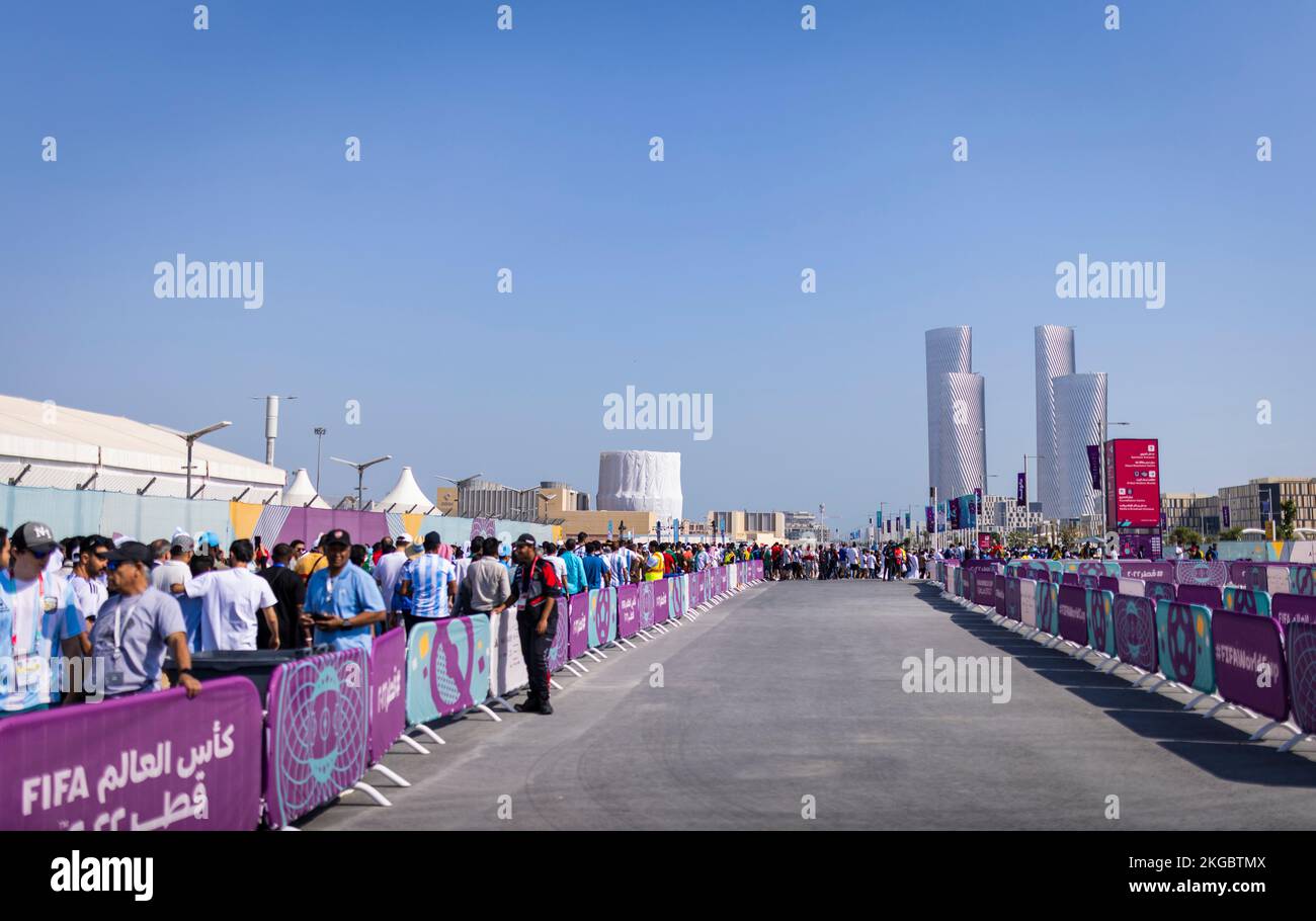 Doha, Katar. 22.. November 2022. Fans stehen in der Reihe Argentinien - Saudi-Arabien Weltmeisterschaft 2022 in Katar 22.11.2022 Kredit: Moritz Müller Copyright (nur für Stockfoto