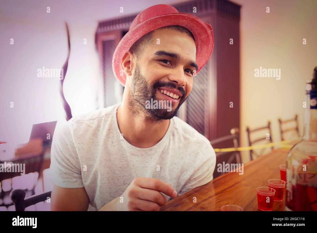 Er wartet auf seine Gäste. Eine echte Party, bei der sich Männer und Mädchen betrinken. Stockfoto