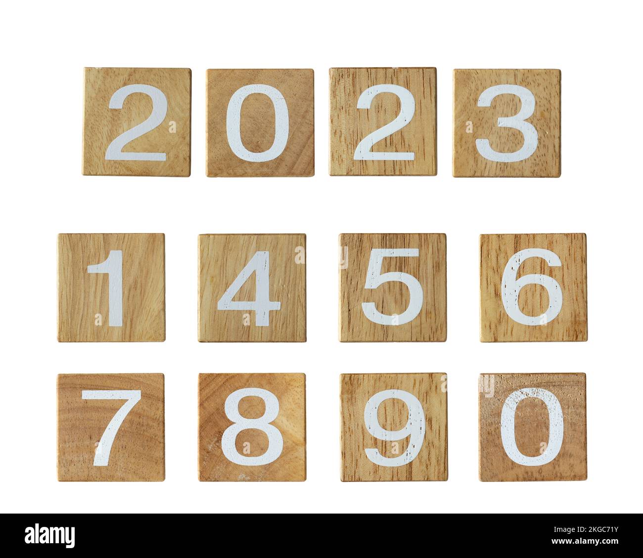 Hölzerne Zahlenblöcke auf weißem Hintergrund mit Beschneidungspfad Stockfoto