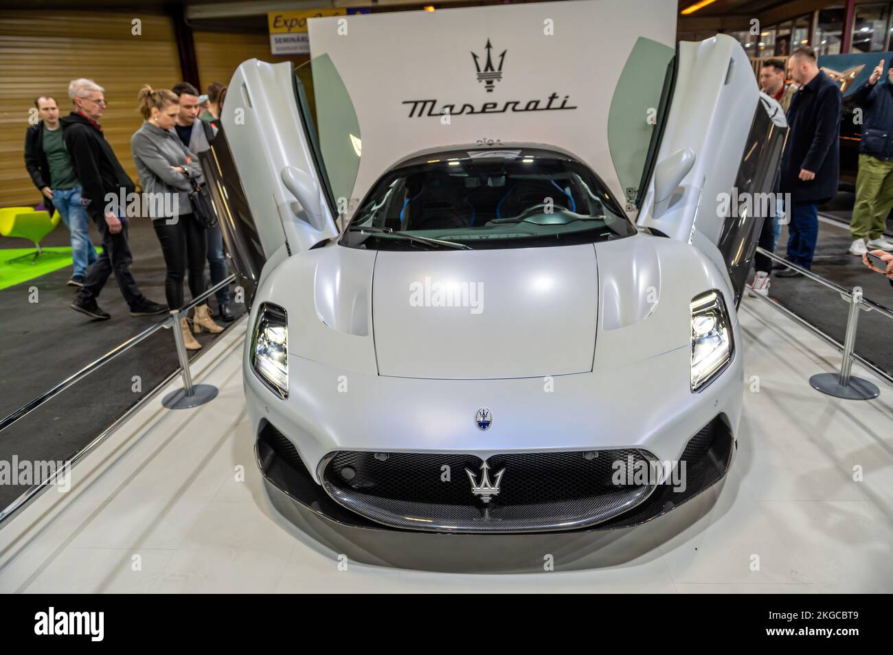 Riga, Lettland, 29. April 2022: Präsentation des weißen italienischen Supersportwagens Maserati MC20 auf der AUTO 2022 Stockfoto