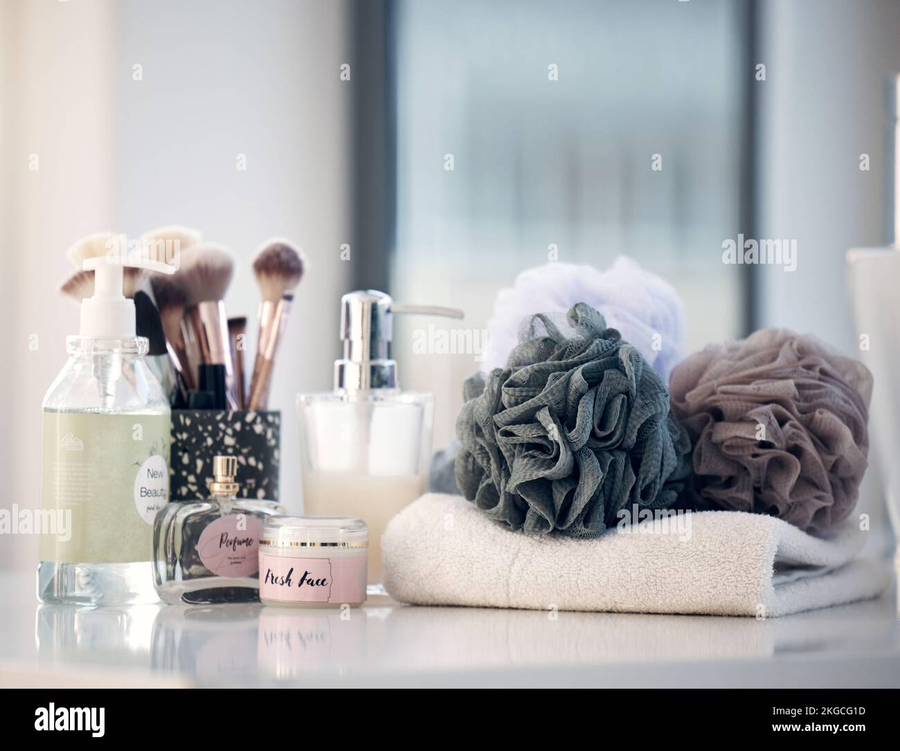 Schönheits-, Produkt- und Hautpflegewerkzeuge in einem Badezimmer ohne Leute zum Reinigen, Hygiene und Duschen mit Modell. Make-up, Parfüm und Morgenroutine Stockfoto