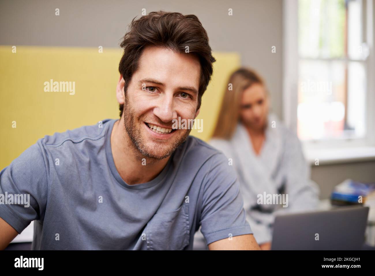 Es geht um gegenseitigen Respekt. Porträt eines gutaussehenden Mannes mit seiner Frau im Hintergrund. Stockfoto