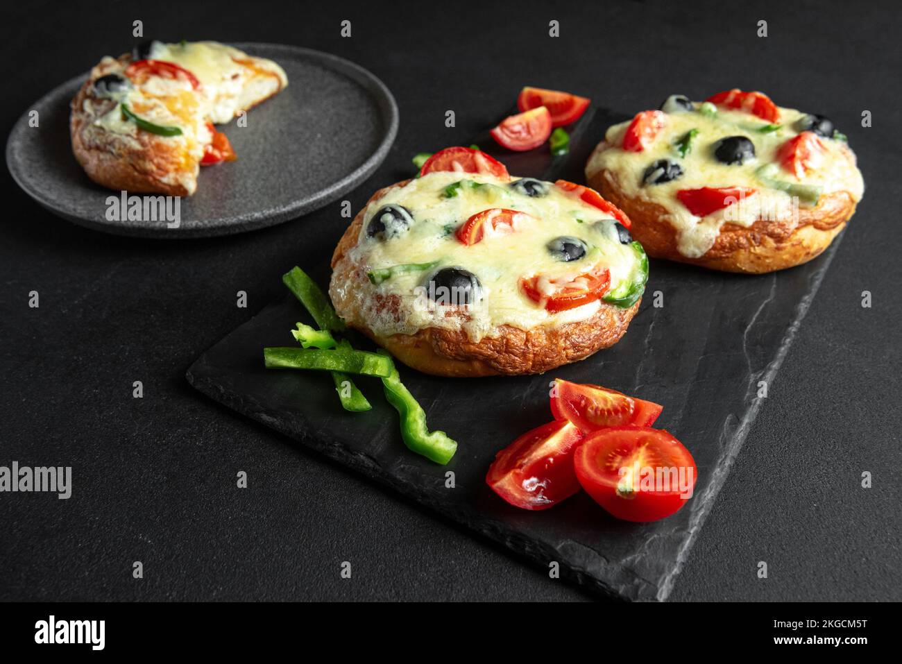 Lebensmittelfotografie. Pizza, südindien, mit Paprika und Tomaten. Bedeckt mit köstlichen Zutaten. Stockfoto