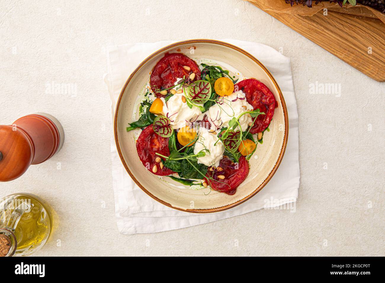 Portion gegrillte Tomaten und Stracciatella Stockfoto