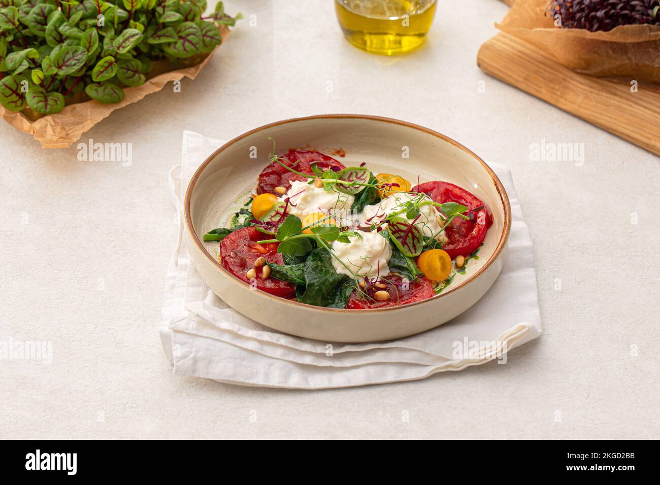 Portion gegrillte Tomaten und Stracciatella Stockfoto