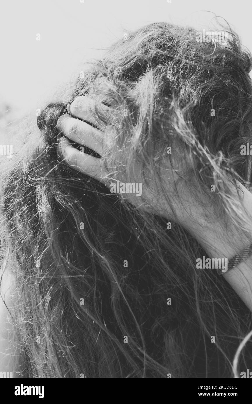 Nahaufnahme Frau Haar fließendes monochromes Konzeptfoto Stockfoto