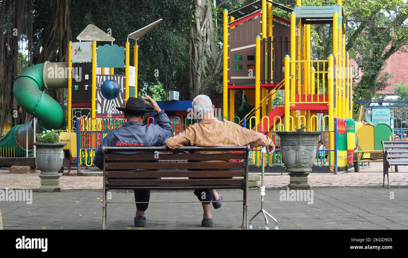 Freundschaft bis ins hohe Alter. Drei Erwachsene sitzen in den Stühlen der Stadt Alun-alun Malang in Ostjava. MALANG, INDONESIEN. 08. MÄRZ 2018. Stockfoto