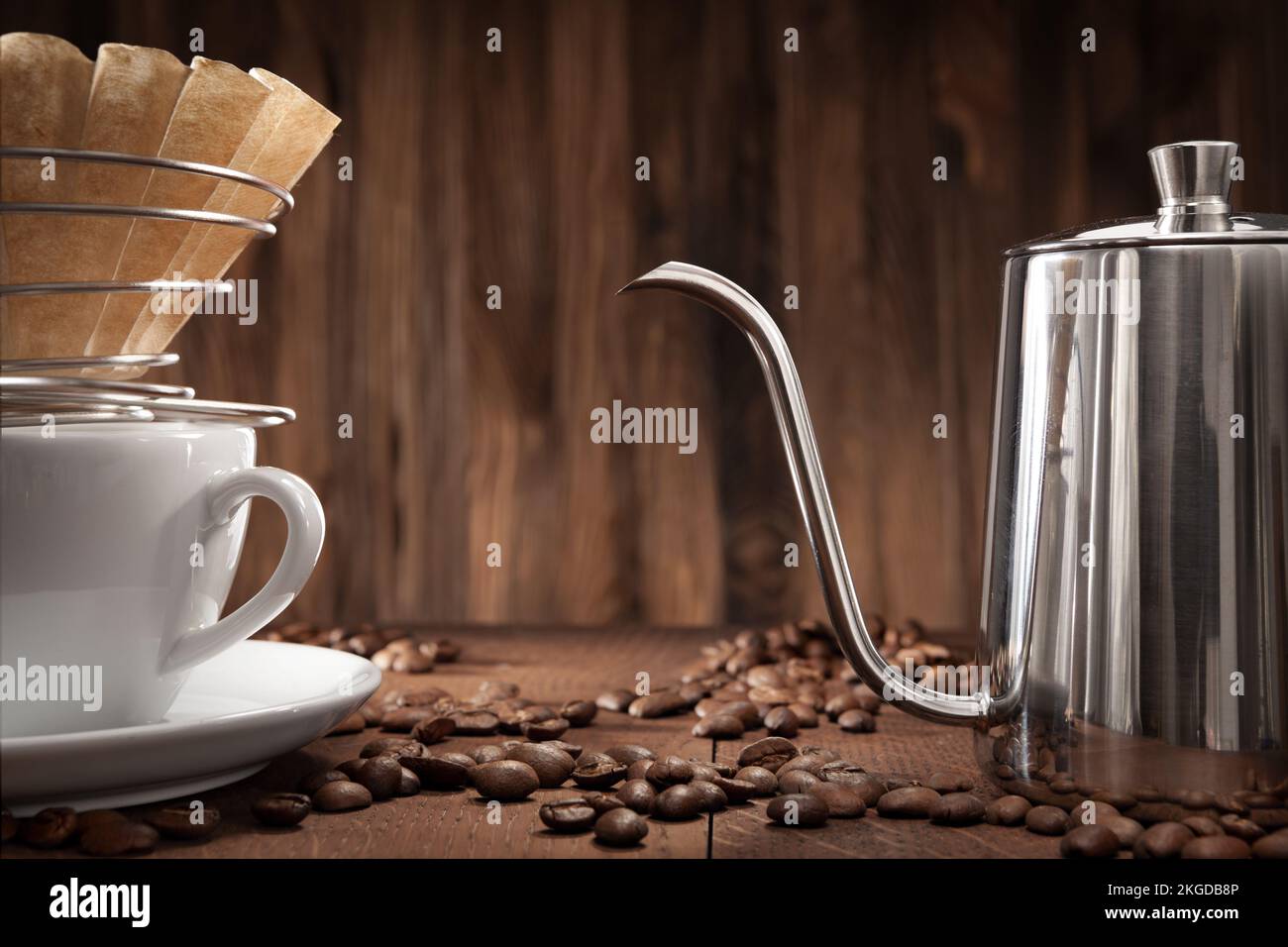 Schwanenhals Wasserkocher gießen über Kaffee stand Tropfen über Glas  Karaffe Dekanter mit Barista Stockfotografie - Alamy