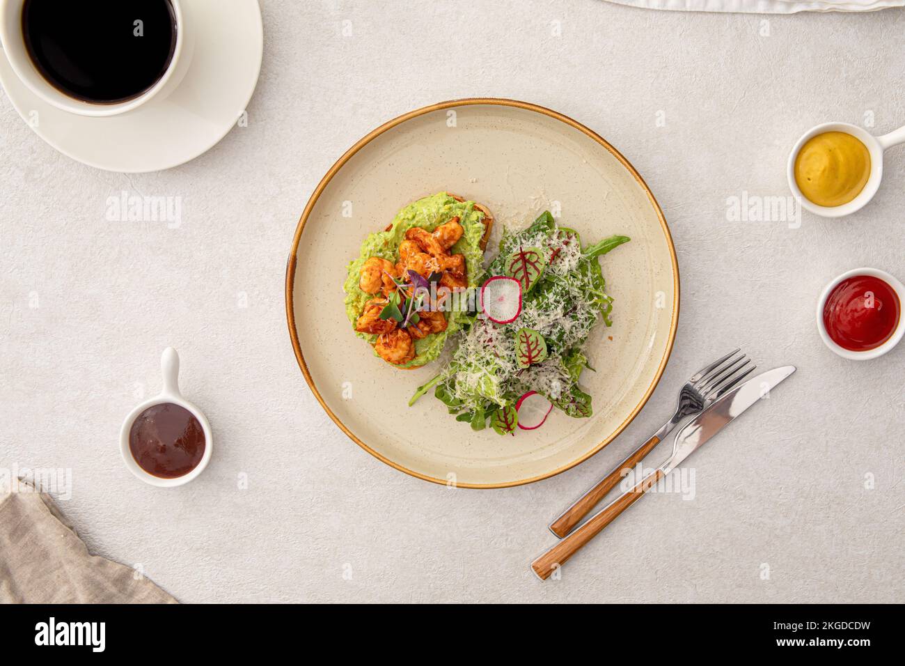 Portion Avocado Toast mit Garnelen und Salat Stockfoto