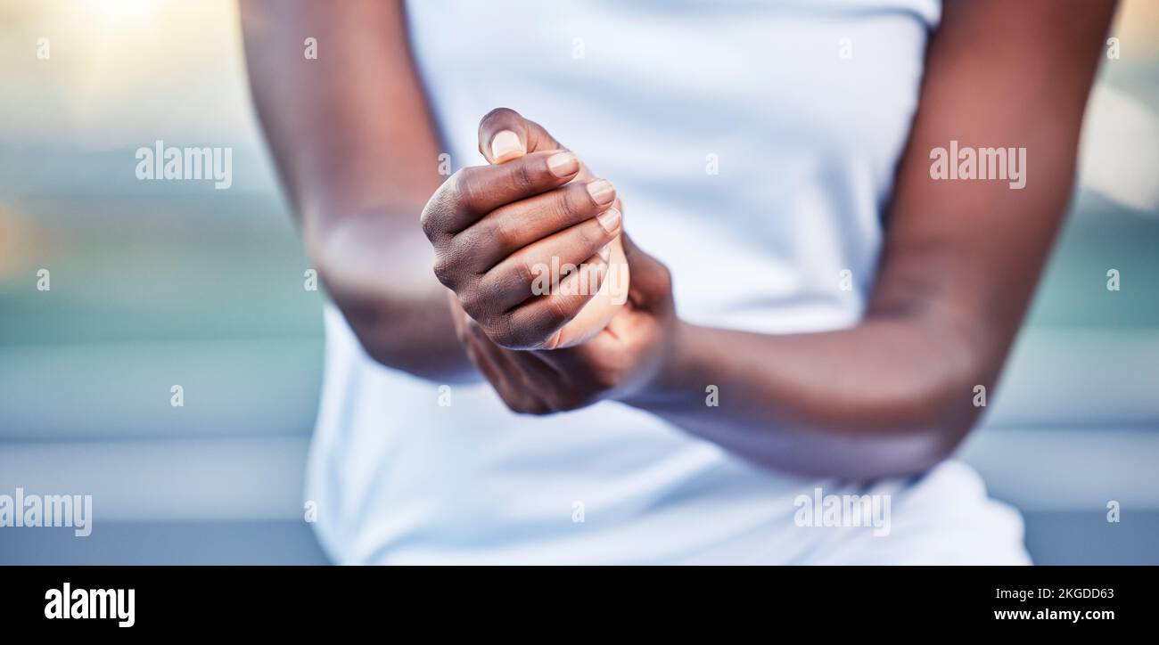 Schwarze Frau, die sich das Handgelenk streckt, Sportverletzung im Park und Hände von Sportlern mit medizinischem Notfall. Mädchen überprüft den Puls der Herzfrequenz, gebrochen Stockfoto
