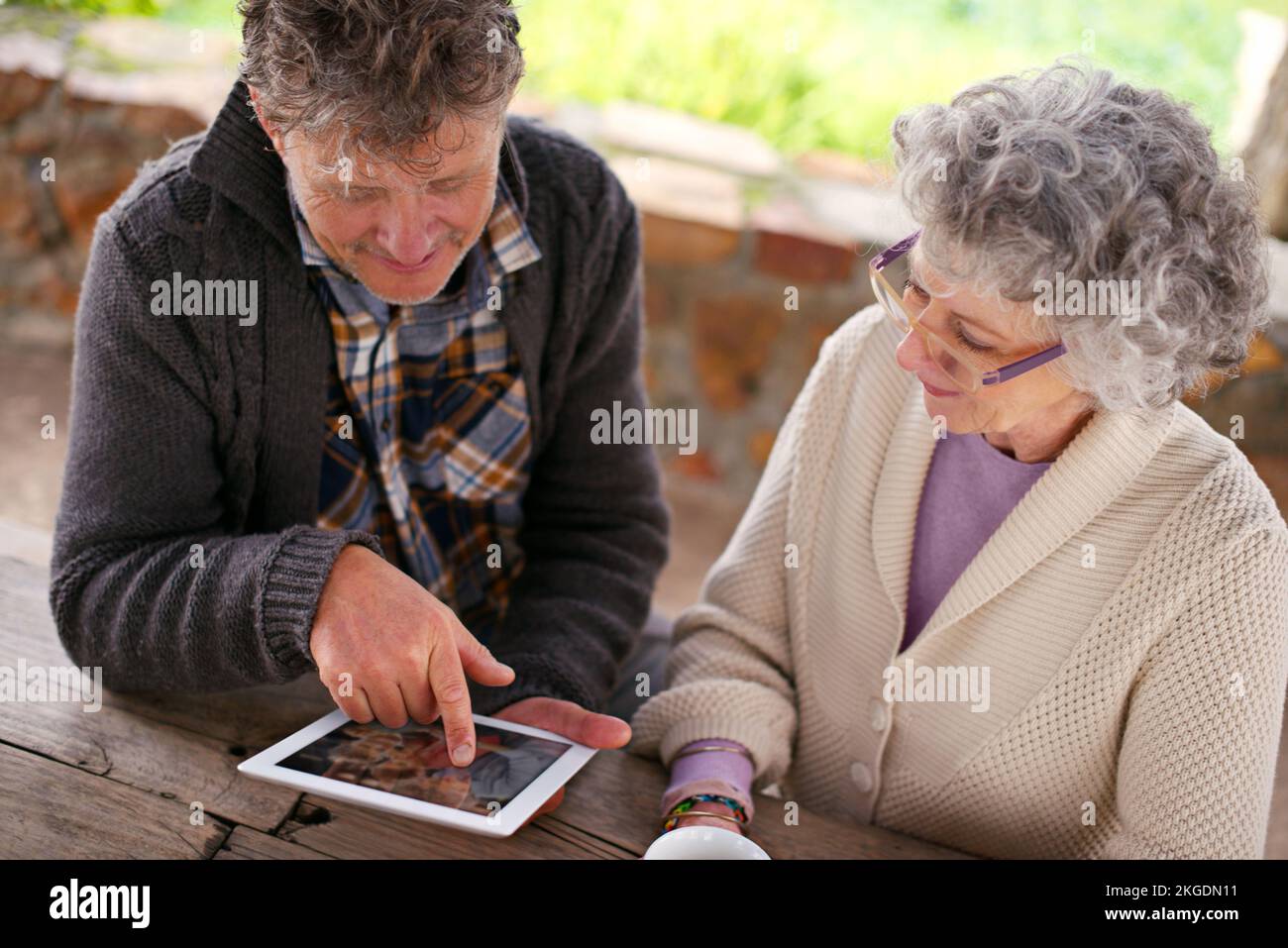 Nie zu alt, um Neues zu lernen. Aufnahmen eines Seniorenpaares mit einem digitalen Tablet aus einem hohen Winkel. Stockfoto