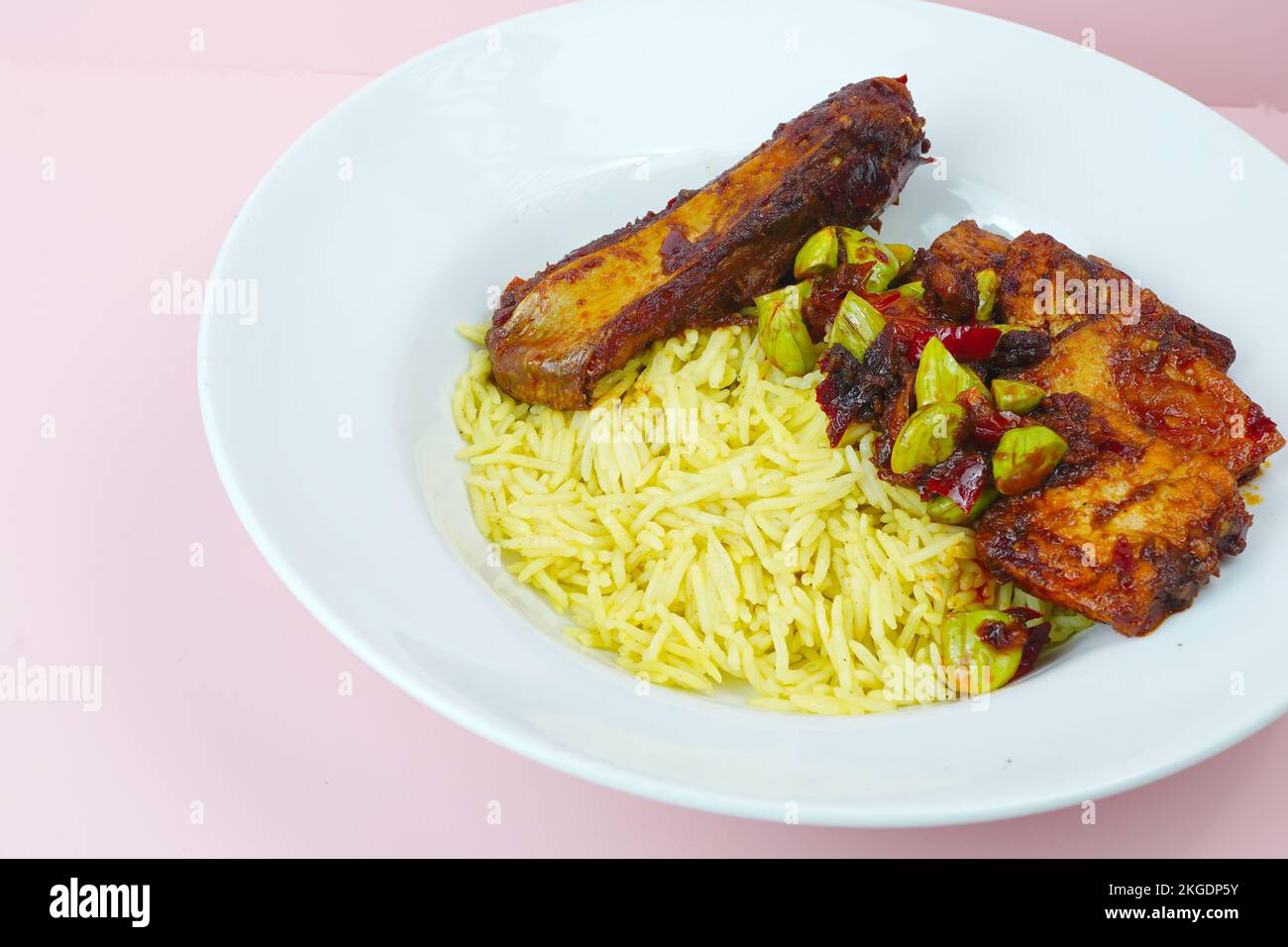 Geräucherter Stachelrochen mit Chilisauce, Stinkbohnen mit Basmati-Reis Stockfoto