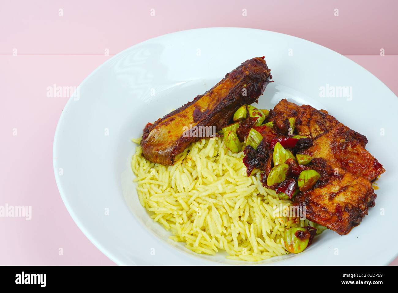 Geräucherter Stachelrochen mit Chilisauce, Stinkbohnen mit Basmati-Reis Stockfoto