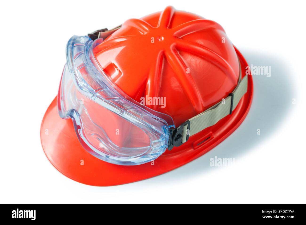 Bauwerkzeuge Blaue Schutzbrille und roter Helm isoliert auf weißem Hintergrund Stockfoto