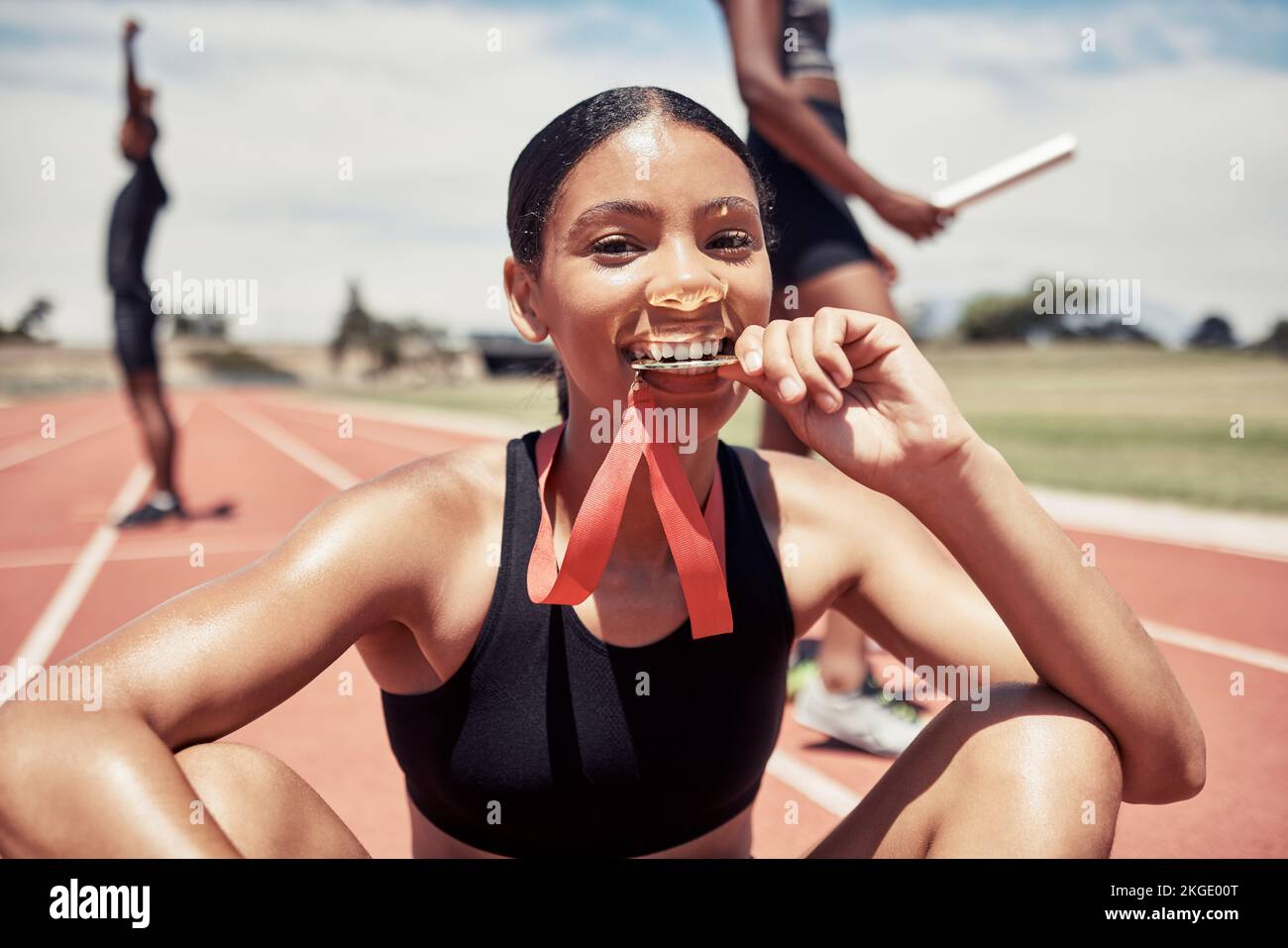 Frau, Laufstrecke und Goldmedaille in Fitness, Workout oder Trainingswettbewerb, Herausforderung oder Marathon-Erfolg. Porträt, Sportläufer und Stockfoto