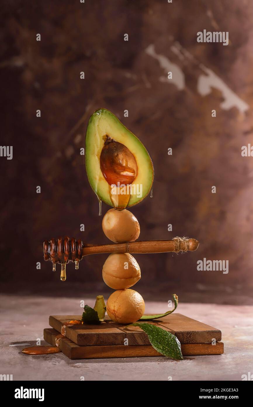 Avocadofrüchte mit Honigtropfen kreative Essenskunst Stockfoto
