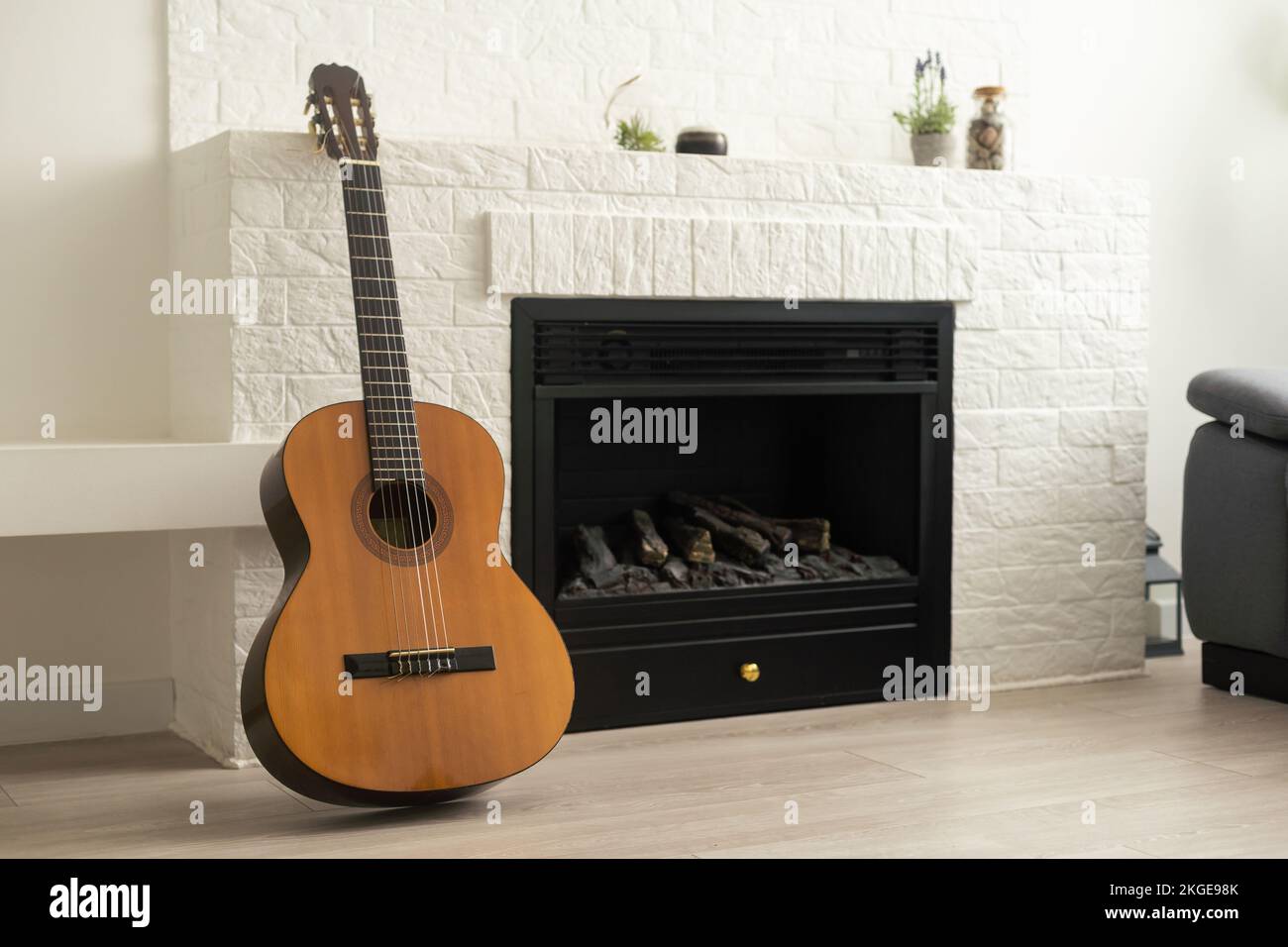 Die akustische Gitarre ist zu Hause Stockfoto