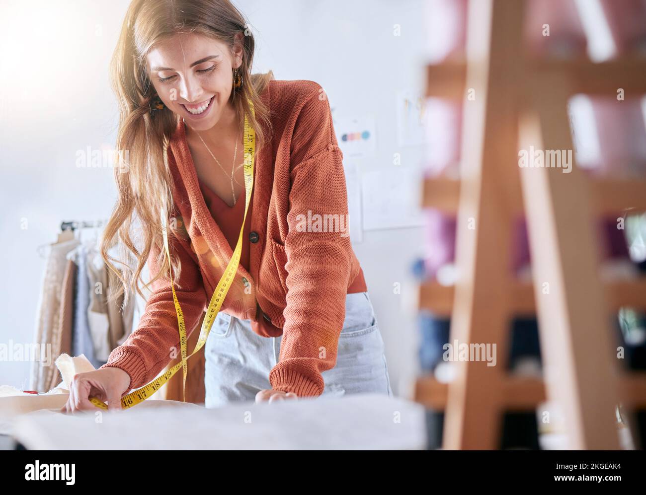 Mode, Bekleidungsdesignerin und Frau zeichnen während des Herstellungsprozesses Skizzen für Stoffmuster in Werkstätten für kreative Geschäfte. Weibliche Planung Stockfoto