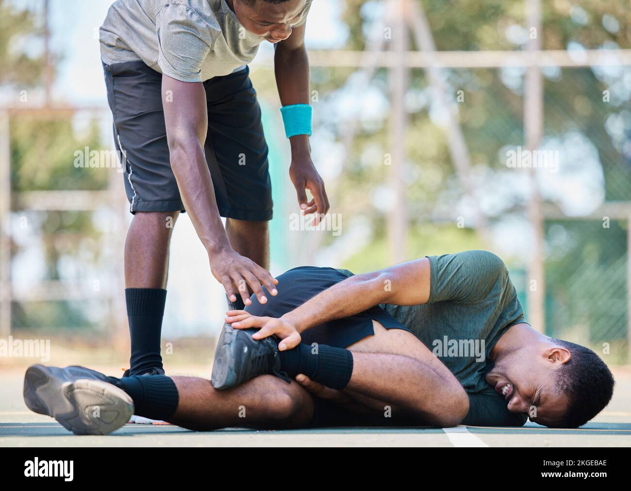 Basketballspieler, Mann mit Verletzung, Knöchelschmerzen und Sporttrauma, Fitness Notfall und erste Hilfe Unfall oder Risiko und Wunde. Schwarzer Mann, Basketball Stockfoto