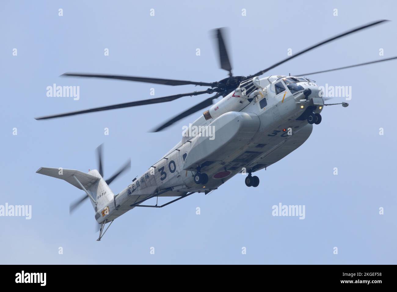 Präfektur Kanagawa, Japan - 15. Juli 2014: Japan Maritime Self-Defense Force Sikorsky MH-53E Sea Dragon Airborne Mine Gegenmaßnahmen Helicopter. Stockfoto