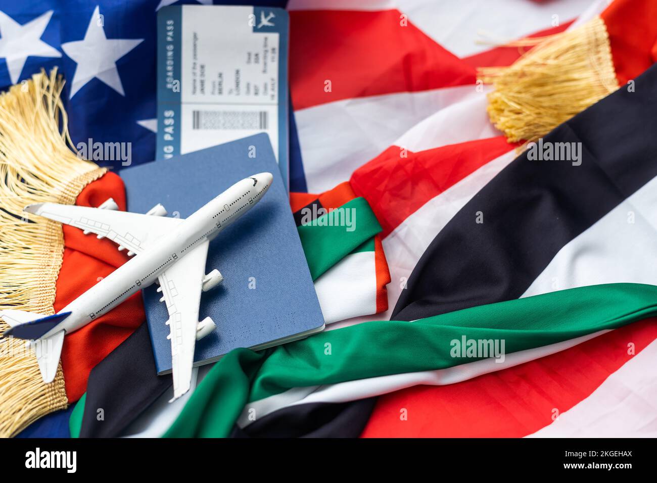 Nationale VAE, US-Flaggen, Spielzeugflugzeug und Pässe Stockfoto