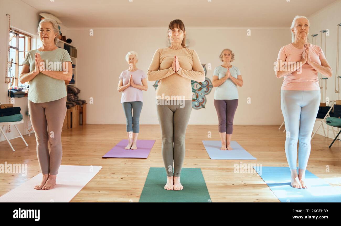 Yoga-Kurs, Bewegung und Meditation Gebetsstellung von Seniorinnen zusammen für Fitness, Workout und Chakra-Training für Zen, Frieden und Gleichgewicht. Alt Stockfoto