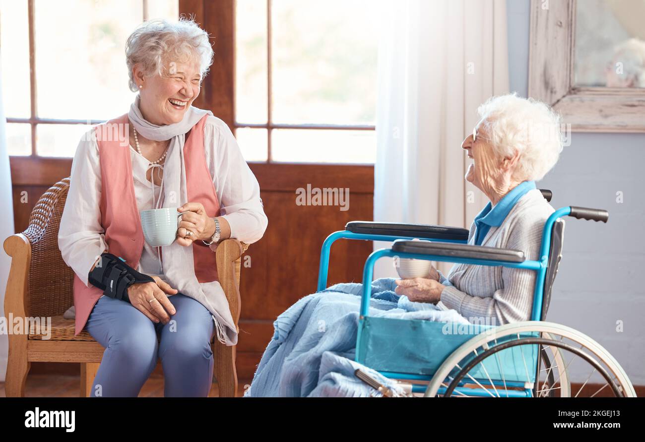 Behinderte Seniorin, Freunde und Kaffee mit Lächeln, lustige
