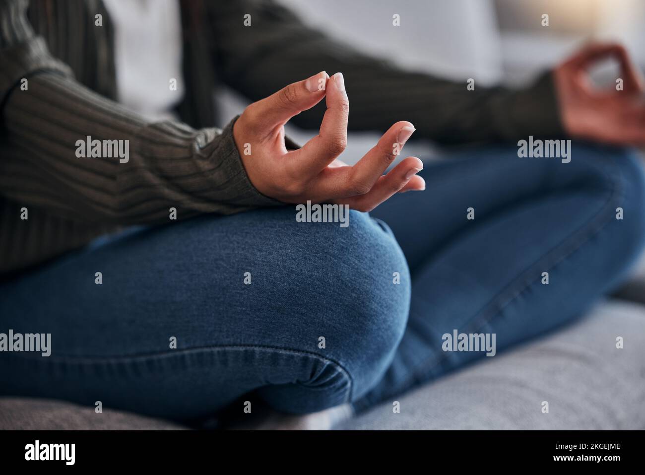 Meditation, Lotushände und Frau mit Zen und Yoga zu Hause, Achtsamkeit und Chakra-Balance für positive Energie und Wellness. Meditieren Sie auf dem Sofa Stockfoto