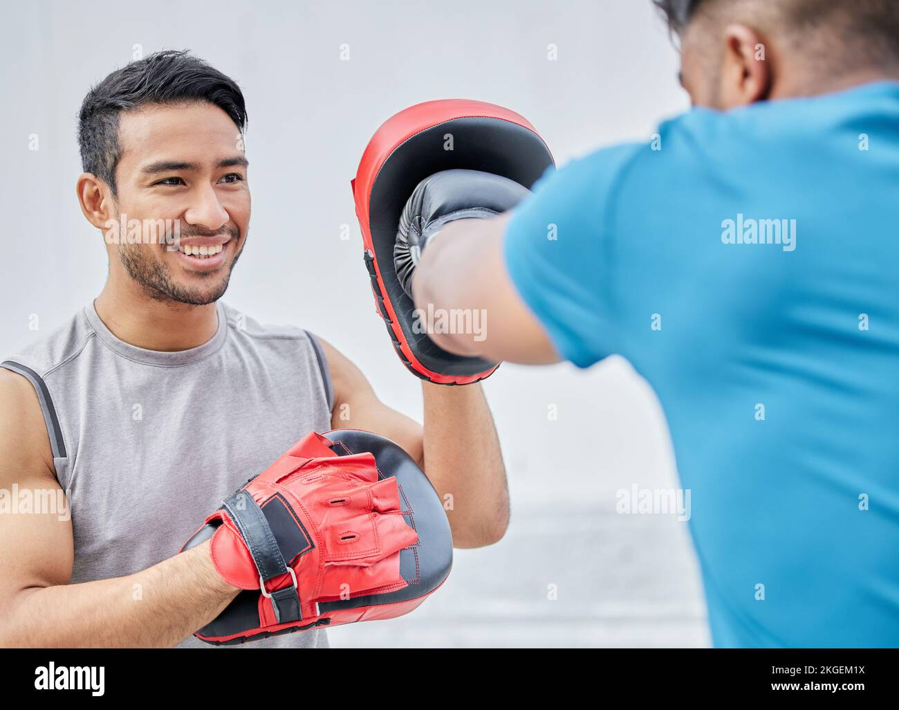 Personal Trainer, Mannboxer und Training für Boxkampf, Kardio-Training und Boxtraining. Fitnesstrainer, Sportmotivation und Männer Stockfoto