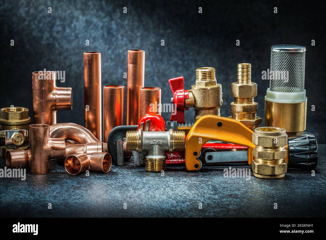 Rohrabschneider und Rollgabelschlüssel mit Messingkupferverbindern großer Satz auf dunklem Hintergrund Stockfoto