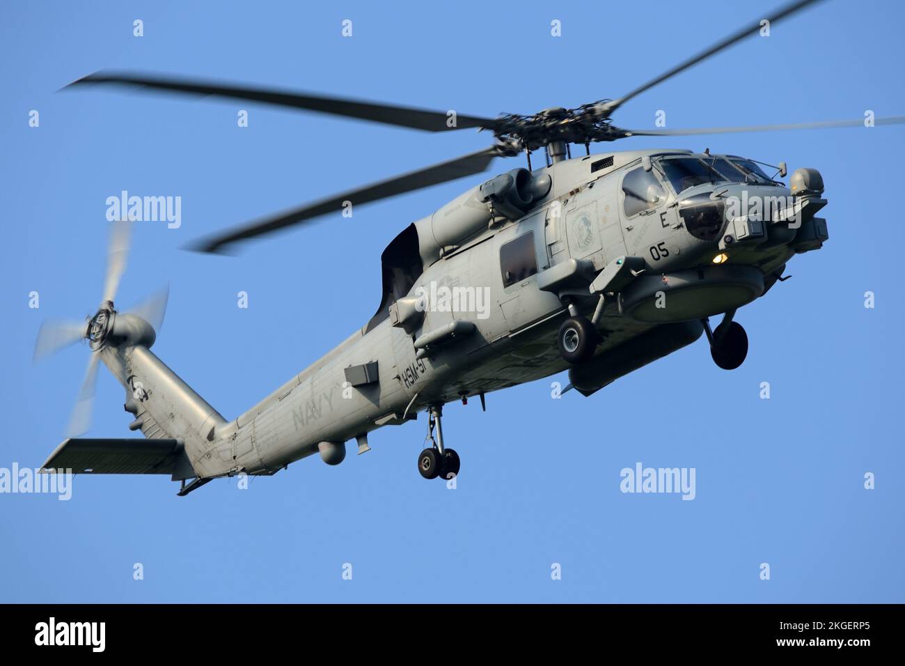 Präfektur Kanagawa, Japan - 15. Juli 2014: Marine der Vereinigten Staaten Sikorsky MH-60R Seahawk Seehubschrauber von HSM-51 Warlords. Stockfoto