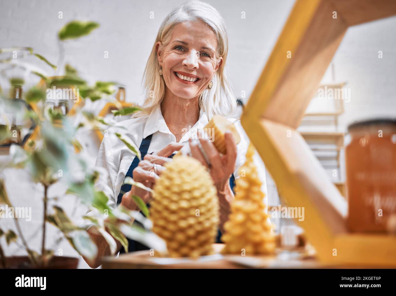 Nachhaltigkeit, Porträt von kleinen Unternehmen und älteren Frauen im Honigladen, glücklich, lächelnd und stolz auf umweltfreundliche Produkte. Lokal, Markt und Senioren Stockfoto