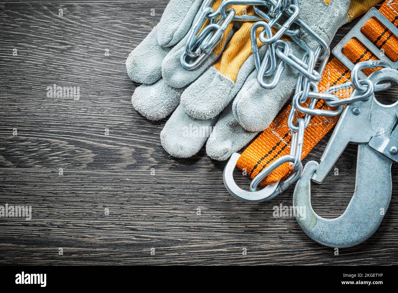 Schutzhandschuhe Sicherheitsgurt auf Holzbrett. Stockfoto