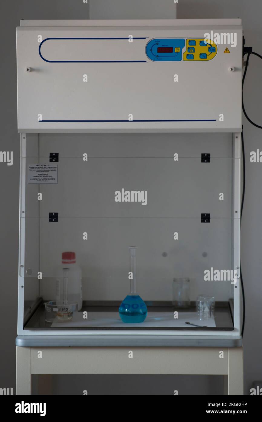 Abzugshaube im Chemielabor. Stockfoto