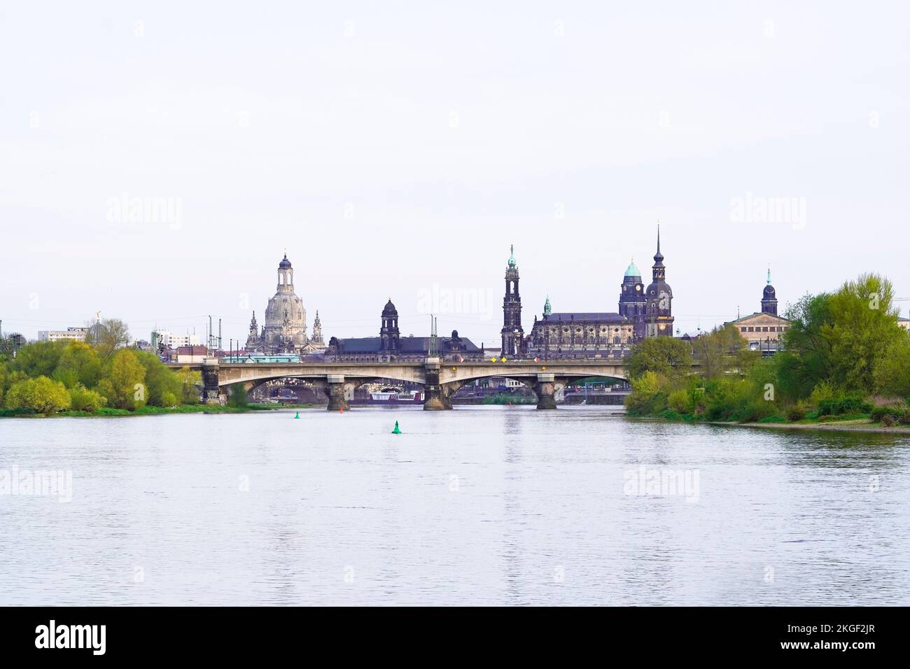 Blick auf die Stadt Dresden vom Ufer der Elbe. Stockfoto