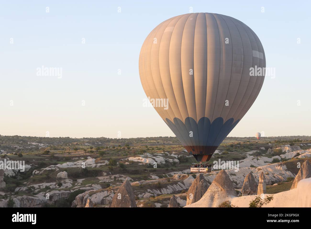 Heißluftballon am Himmel im Berghintergrund Stockfoto