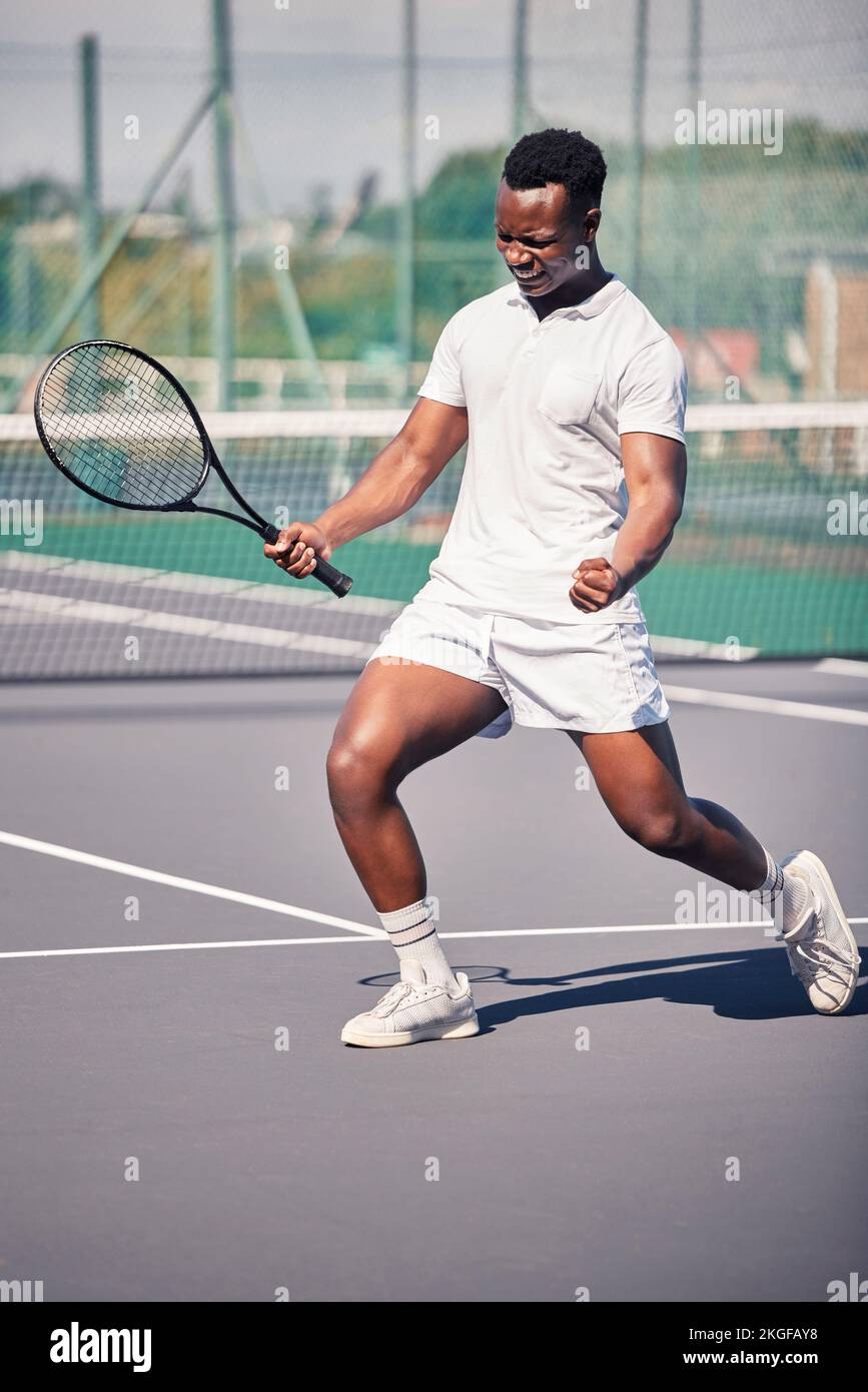 Tennissport, Erfolg und Feier auf dem Platz nach dem Gewinn eines Trainingsspiels, Spiels oder Wettkampfs. Sieg, ja und Sieger, Schwarzer oder Tennisspieler Stockfoto