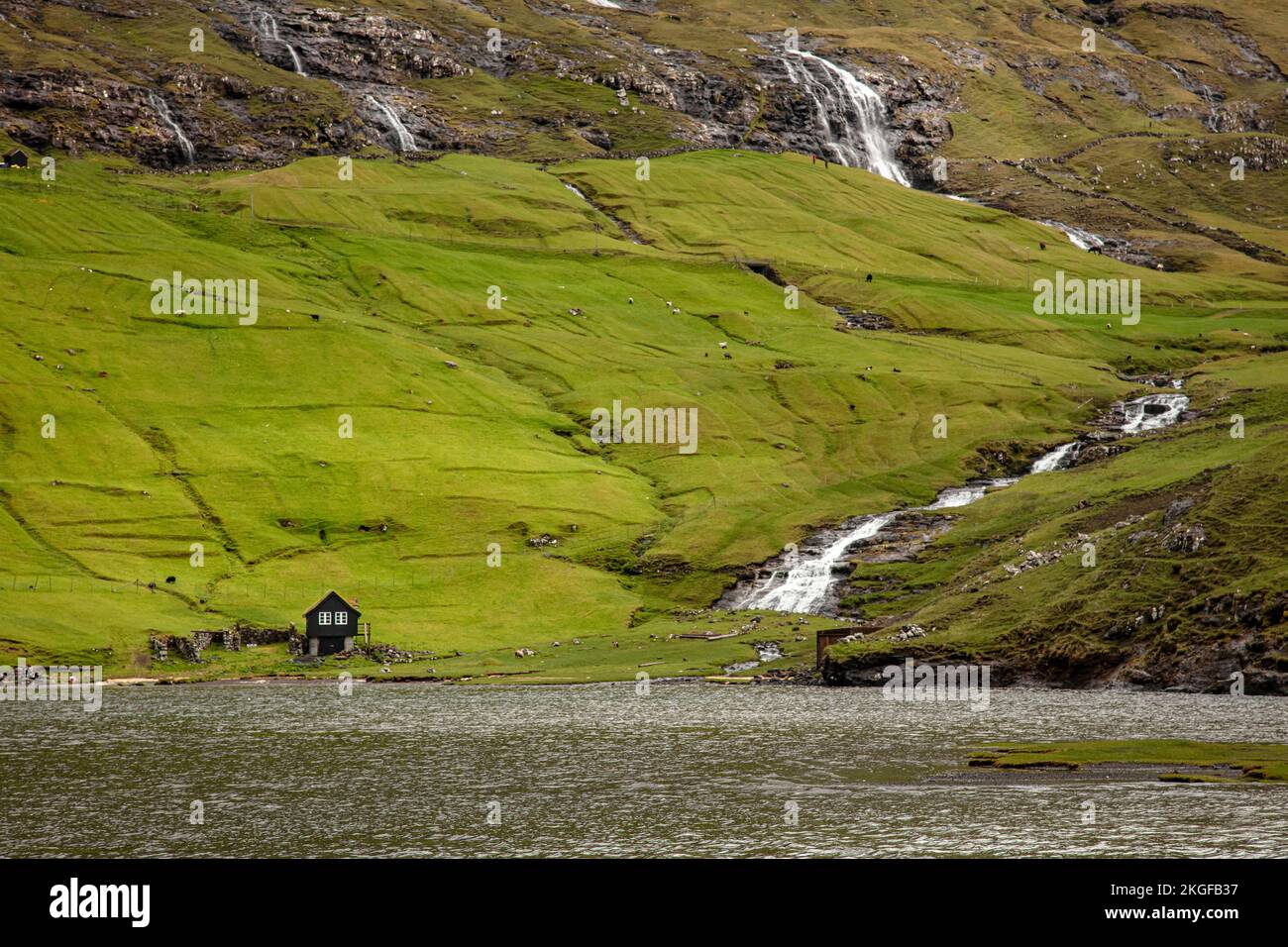 Einsames Haus und Wasserfälle in saksun Gegend auf den färöern Stockfoto