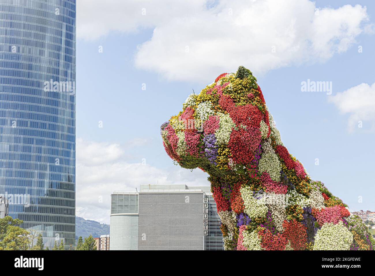 BILBAO, SPANIEN - 8. AUGUST 2021: Skulptur Hündchen von Jeff Koons vor dem Guggenheim Museum Bilbao Stockfoto