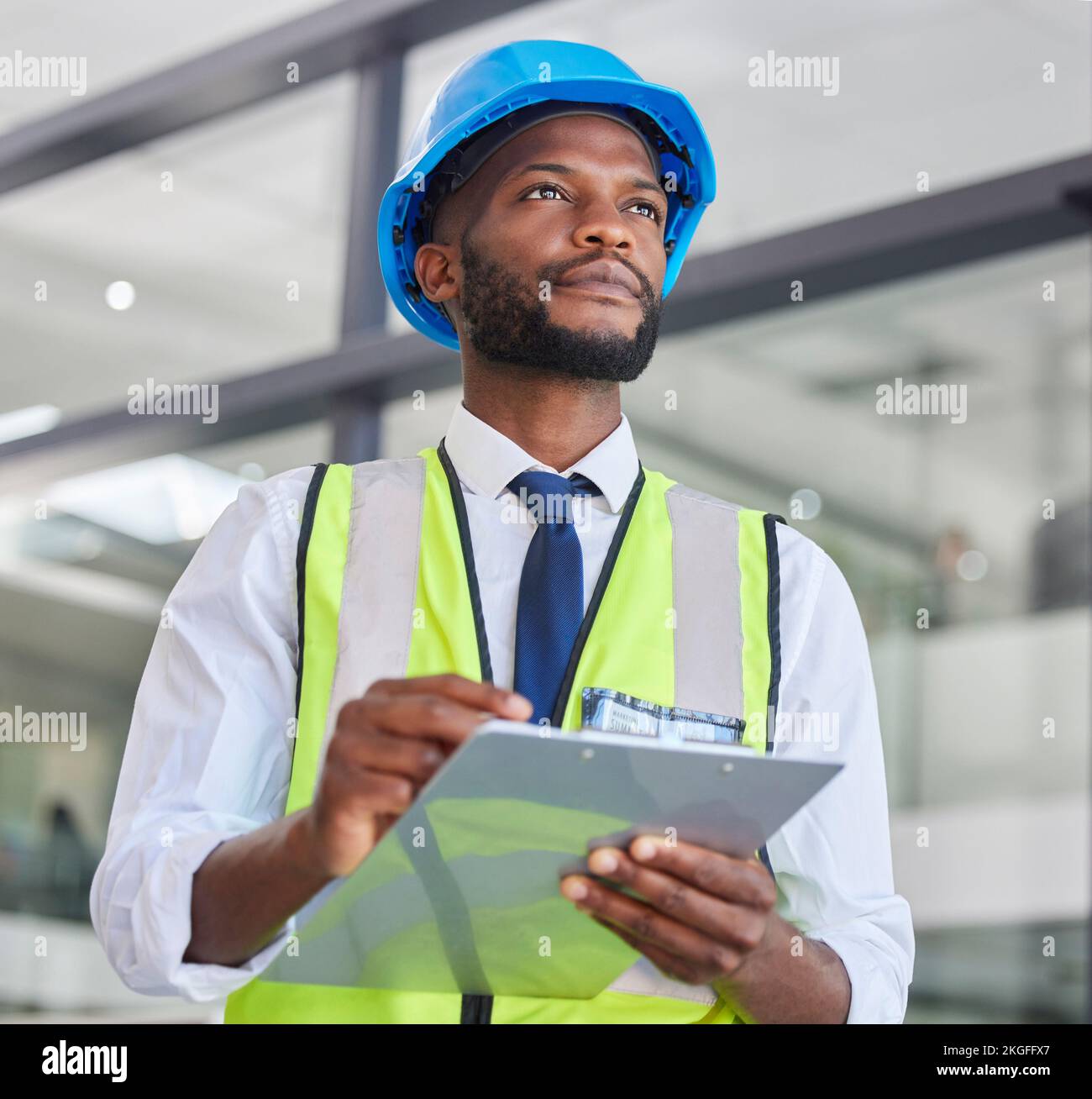 Technik, Architektur und Mitarbeiterdenken mit einer Checkliste für die Inspektion oder Wartung der Infrastruktur. Sicherheit, Bau und schwarzer Mann Stockfoto
