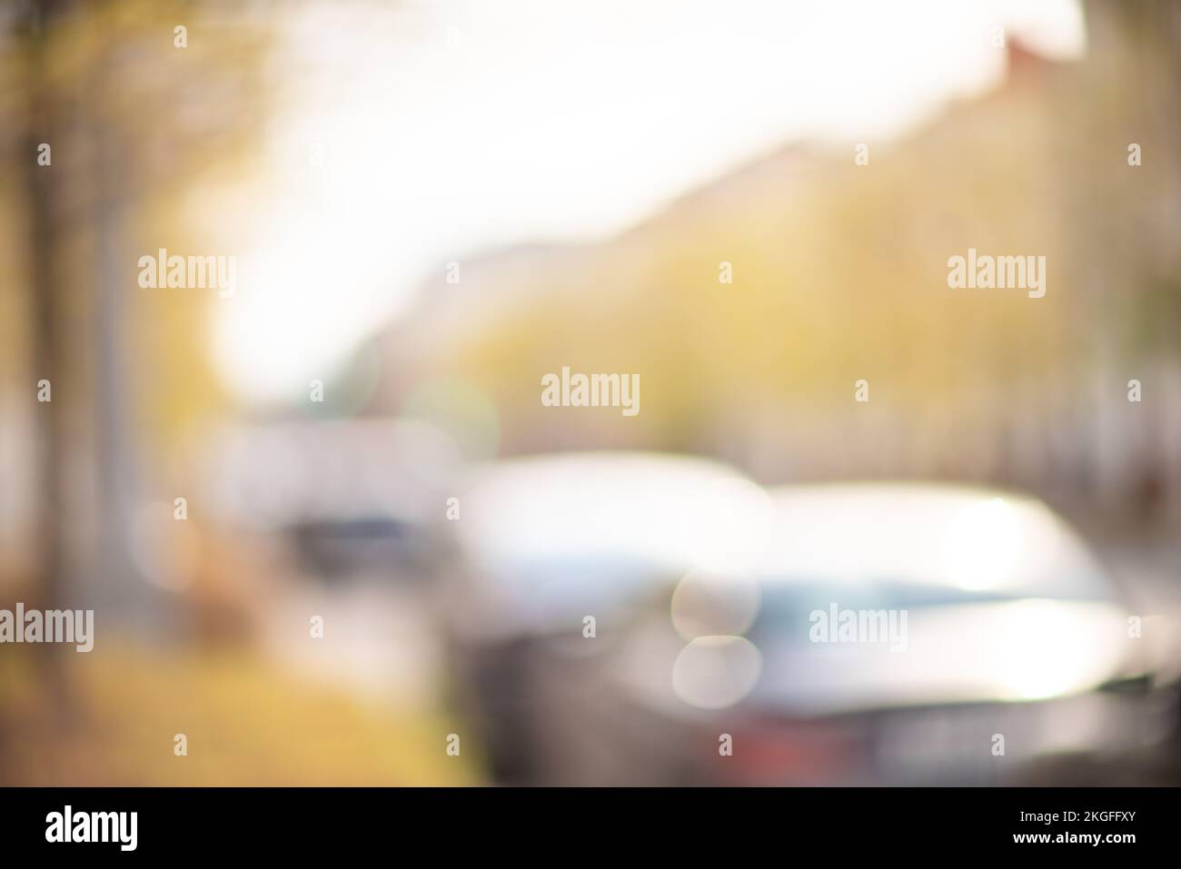 Herbstsaison Bokeh Hintergrund. Abstrakte Stadt verschwimmt auf der Straße mit Autos. Stockfoto