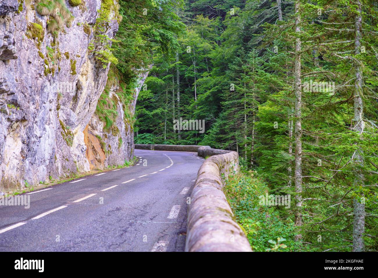 Schöne Straße in den Bergen Stockfoto