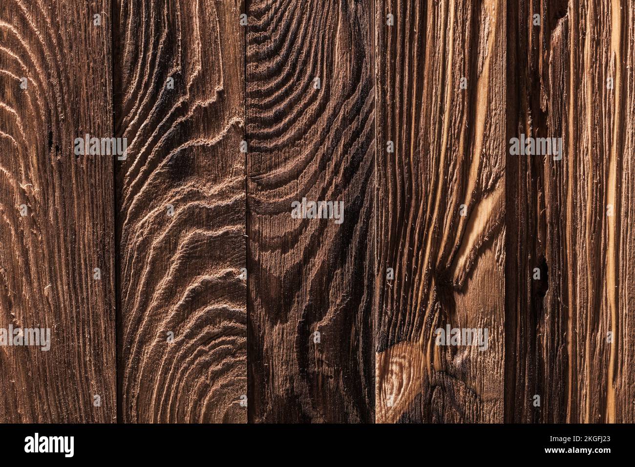 Klassische Holzstruktur mit vertikal ausgerichteten Brettern Stockfoto