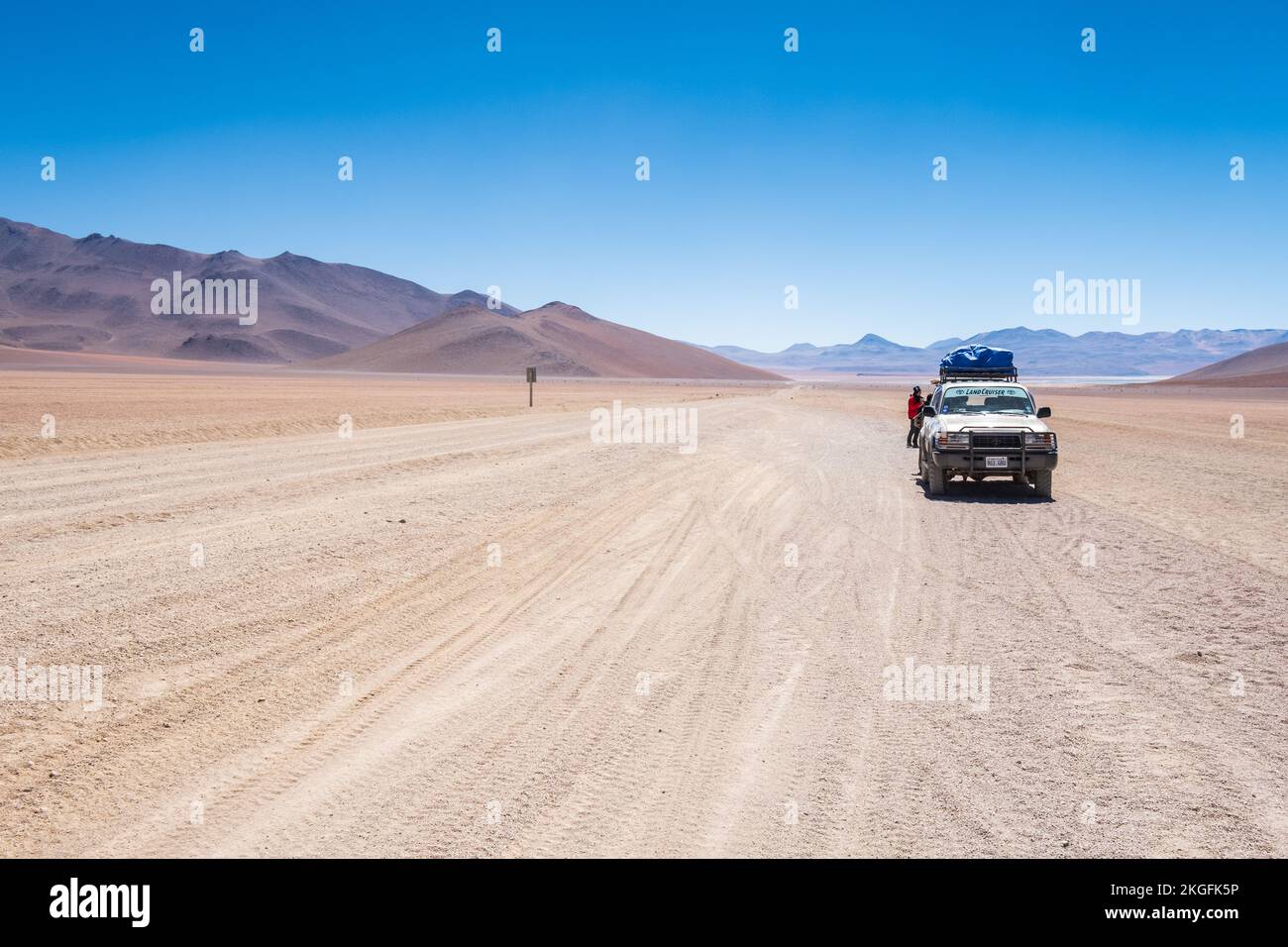 Jeeps mit Touristen auf einer geführten Tour nach Desierto de Dalí (Dali-Wüste) im Eduardo Avaroa Nationalreservat der Andenfauna, Provinz Sur Lípez, Bolivien Stockfoto