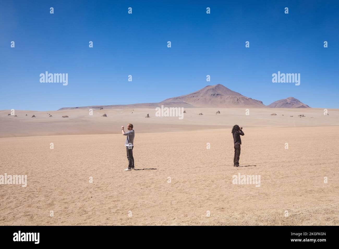 Touristen fotografieren die Desierto de Dalí (Dali-Wüste) in Eduardo Avaroa Andenfauna National Reserve, Provinz Sur Lípez, Bolivien Stockfoto
