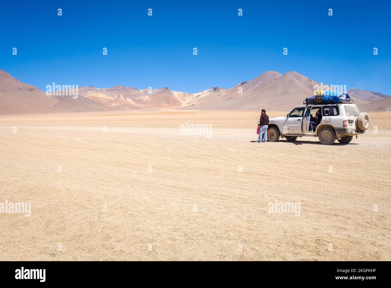 Jeeps mit Touristen auf einer geführten Tour nach Desierto de Dalí (Dali-Wüste) im Eduardo Avaroa Nationalreservat der Andenfauna, Provinz Sur Lípez, Bolivien Stockfoto