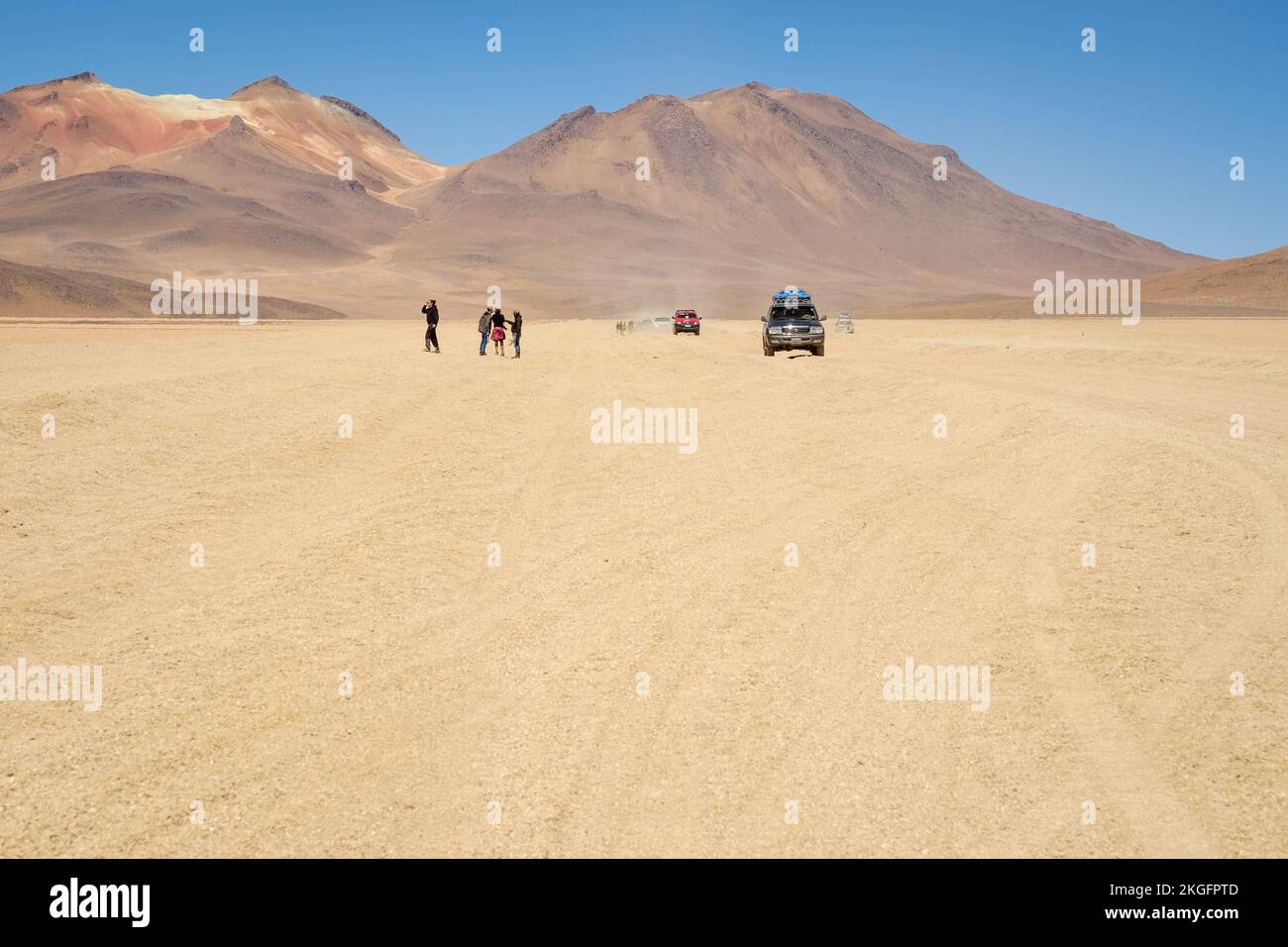 Jeeps mit Touristen auf einer geführten Tour nach Desierto de Dalí (Dali-Wüste) im Eduardo Avaroa Nationalreservat der Andenfauna, Provinz Sur Lípez, Bolivien Stockfoto